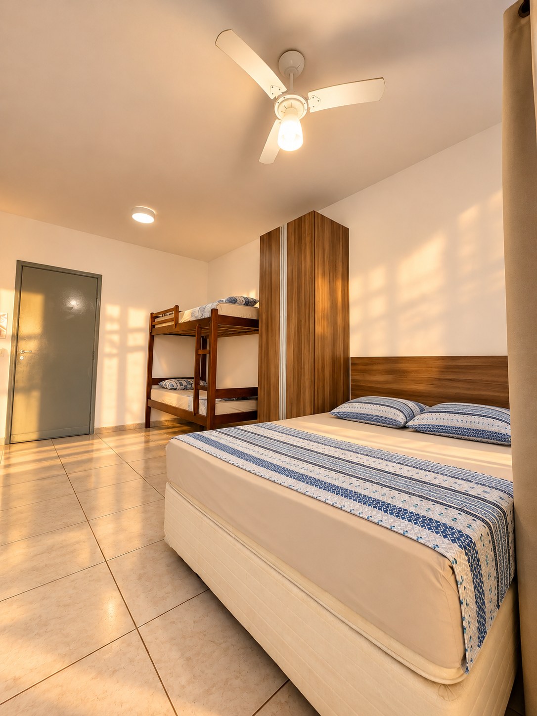 Acomodação familiar com cama de casal e beliche