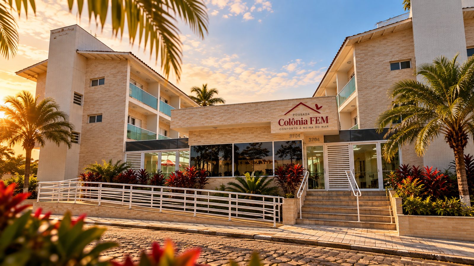 Fachada e entrada da Colônia FEM ao entardecer