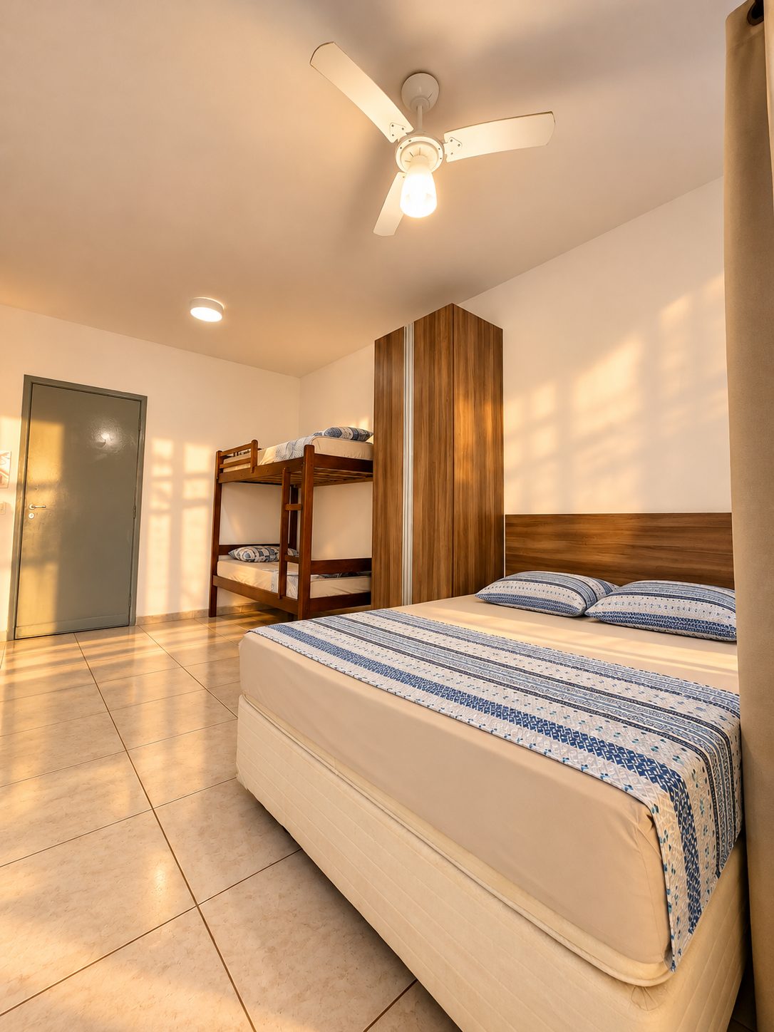 Quarto familiar com cama de casal e beliche