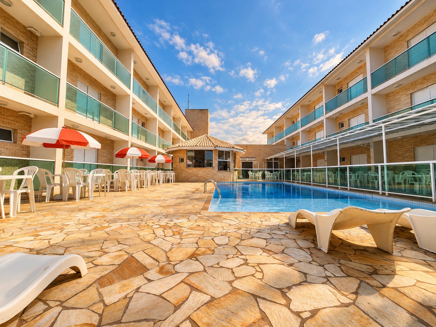 Piscina e pátio central da Colônia FEM