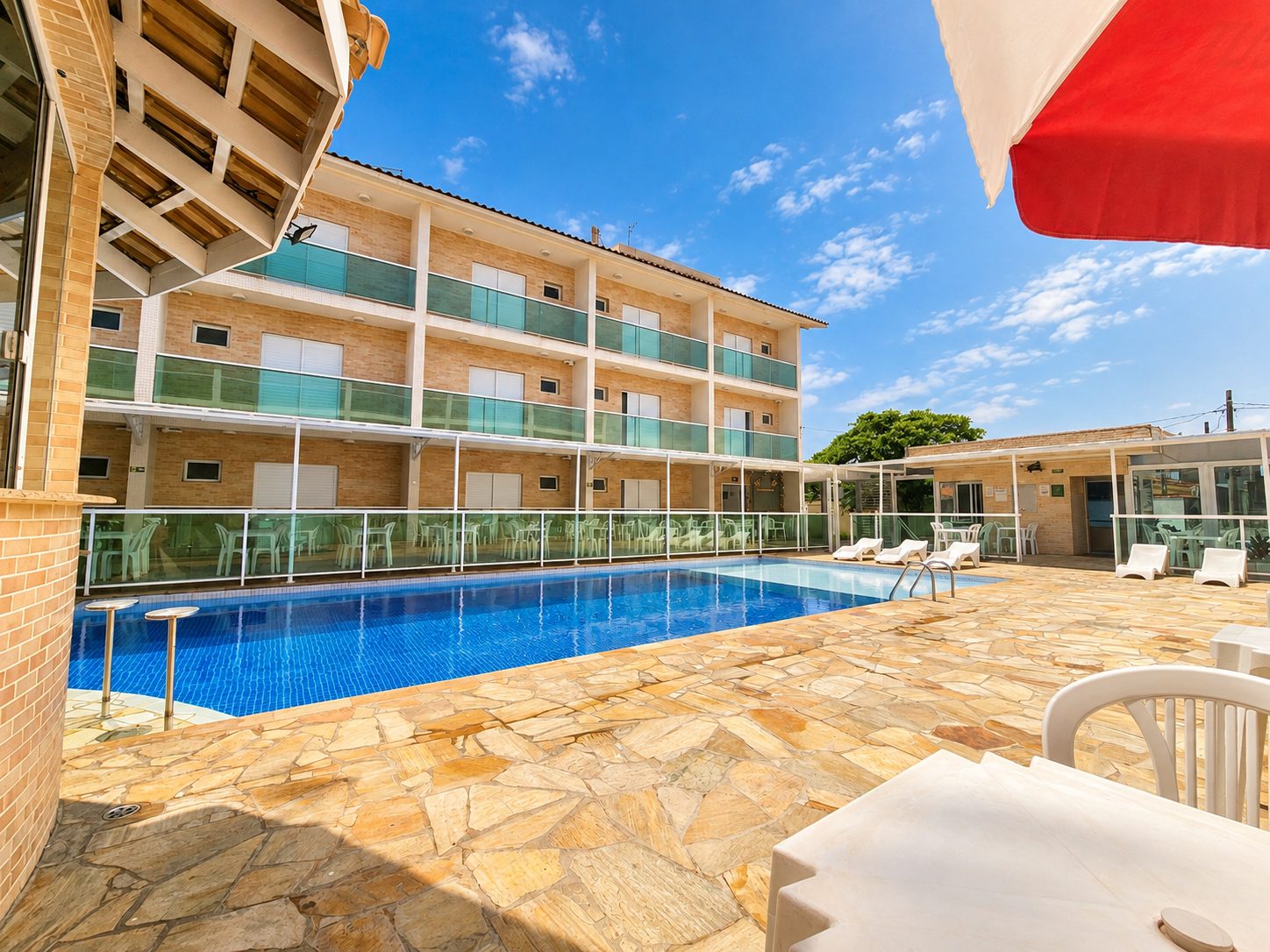 Deck e área ao redor da piscina